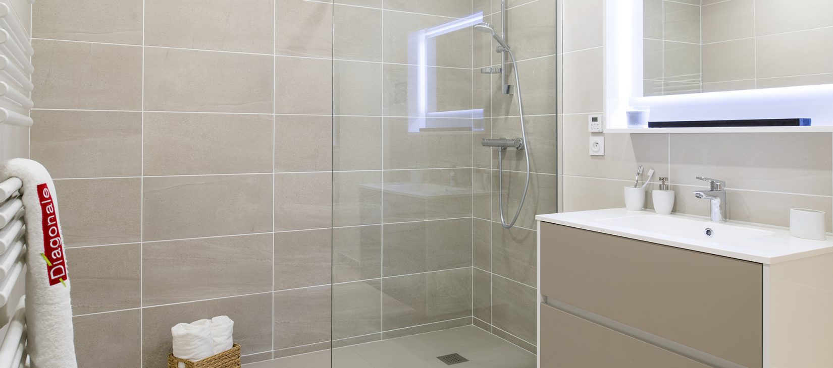Home Concept par Diagonale : une salle de bains avec grande douche recréée pour votre projet de logement neuf
